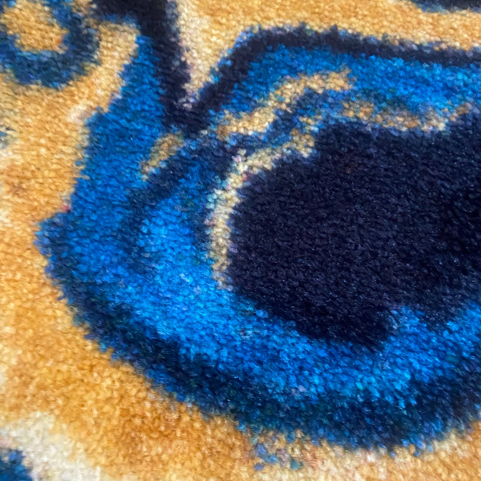 The Mimic Rug in Deepwater Ambush